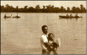 William Branham doopt iemand in de Ohio rivier