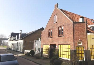 Het samenkomstgebouw aan de Bovenstraat